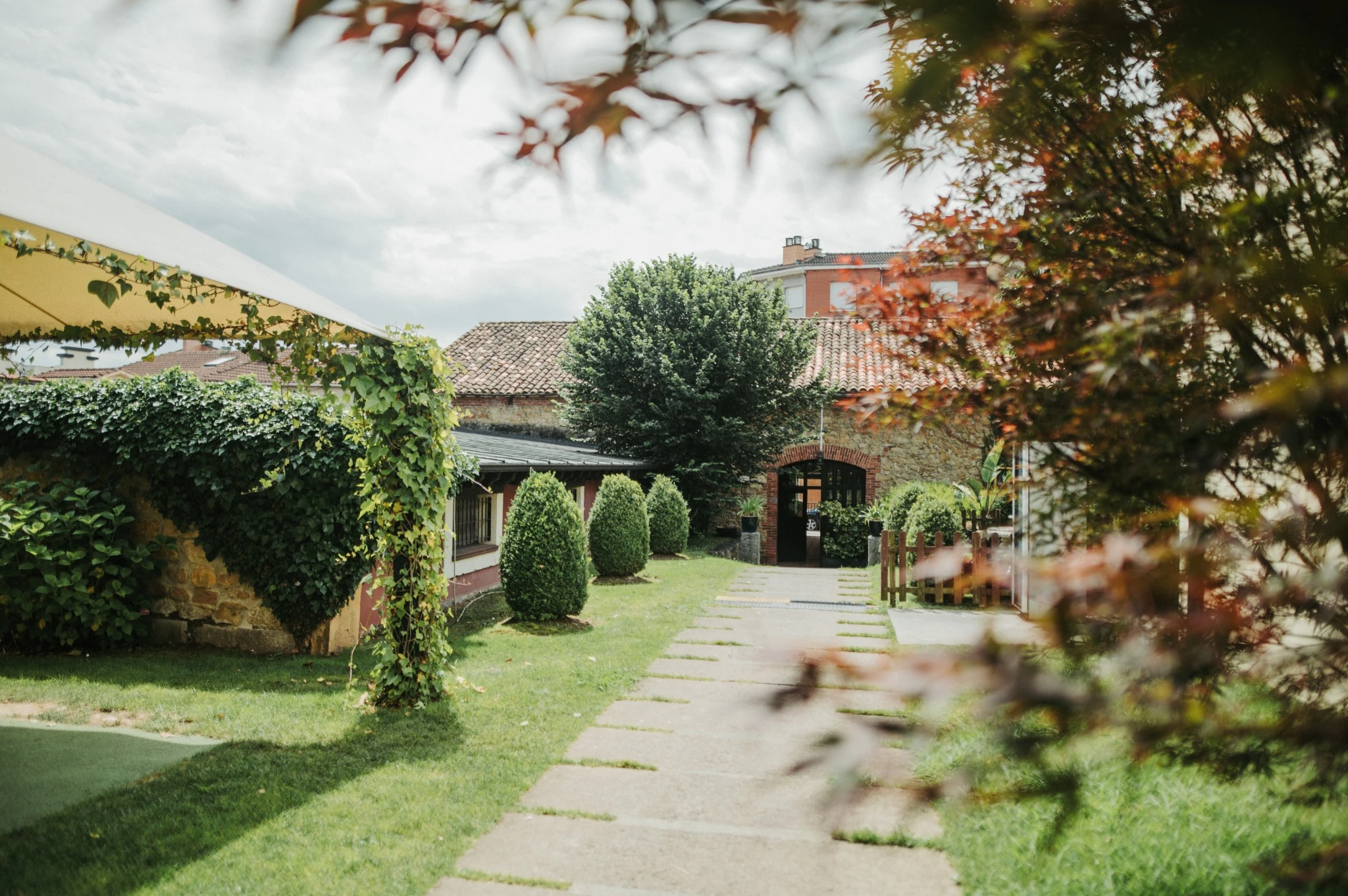 Paseo por los jardines · Llagar de Colloto