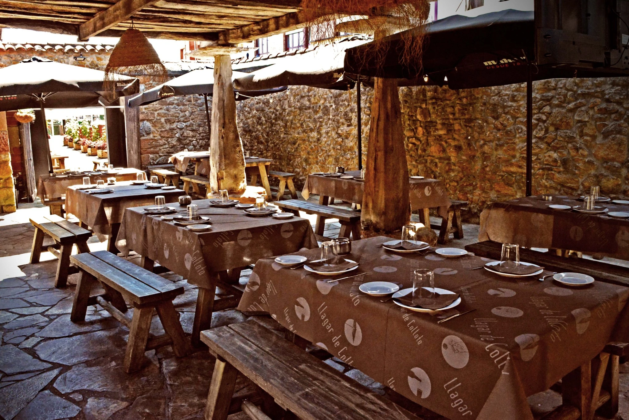 Mesas en la terraza · Llagar de Colloto