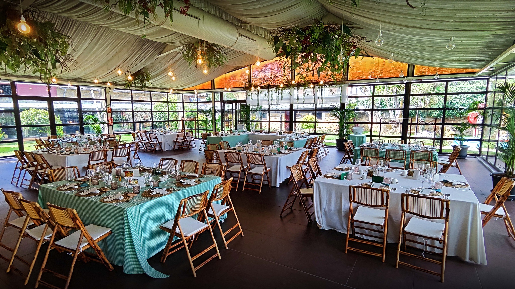 Gran salón preparado para bodas y celebraciones