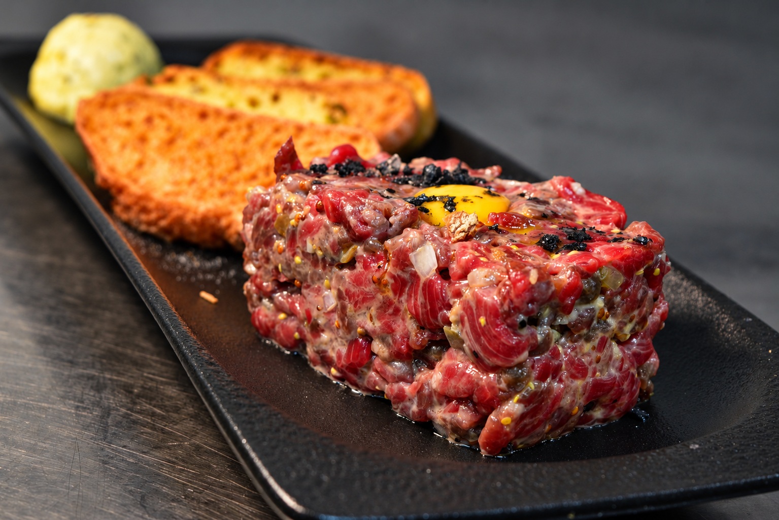 Steak tartar con yema de huevo y tostadas